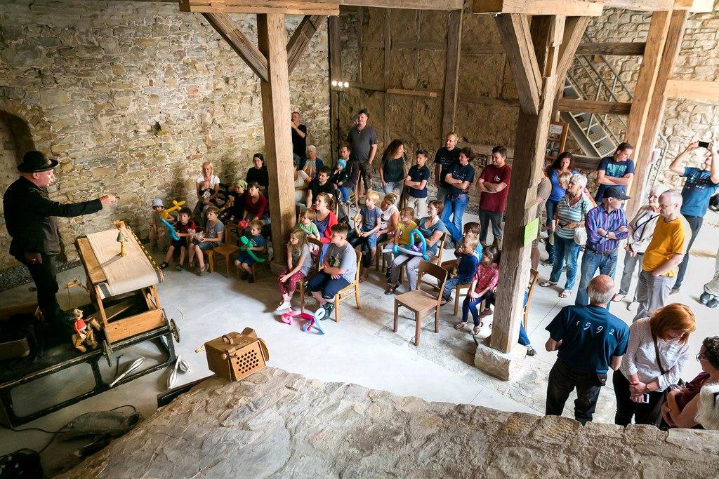 Puppentheater am Tag der offenen Tür in der Scheune